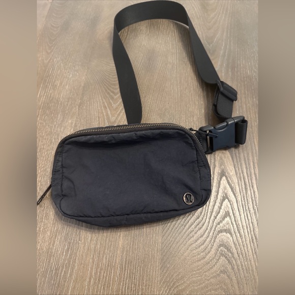 Lululemon Everywhere Belt Bag Black Crossbody Adjustable Strap - Picture 2 of 9
